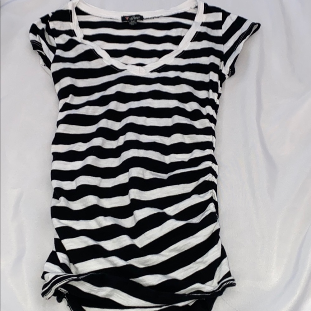 GUESS women’s v neck size Small